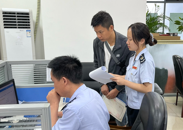 在蹲點調研地點，稅務干部積極為納稅人答疑解惑，講解稅費政策。成都市稅務局供圖