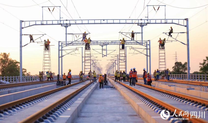 鐵路供電系統工人對接觸網進行檢查。嚴登攝