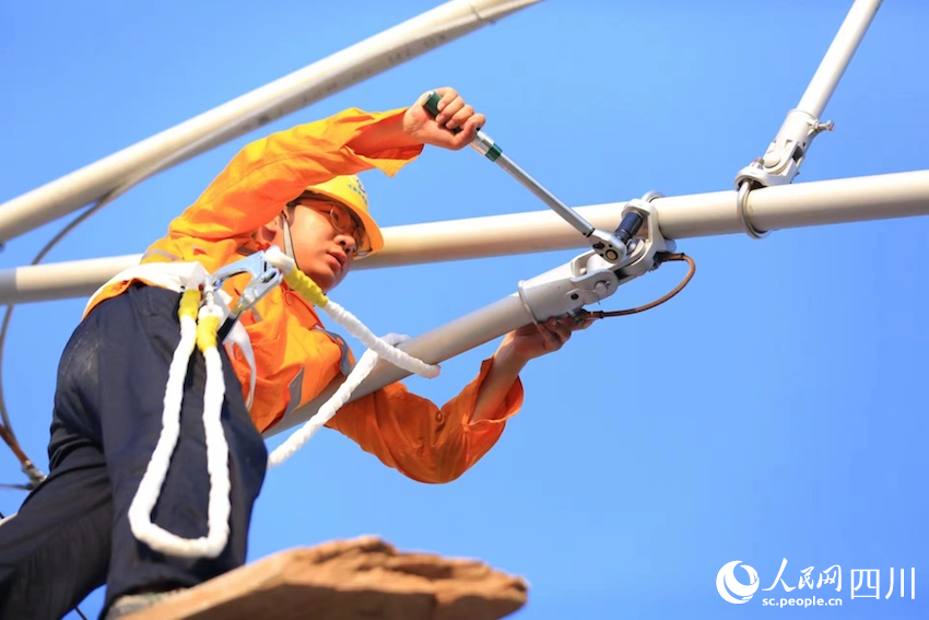 鐵路工人高工作業，開展接觸網設備平推檢查。嚴登攝