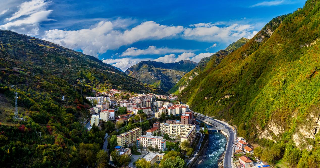 黑水縣城全貌。黑水縣文聯供圖