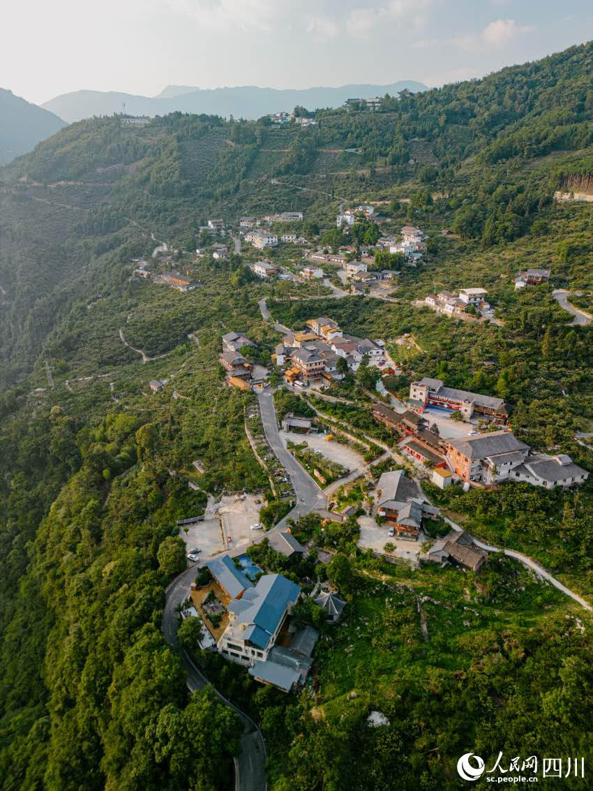 航拍石椅村。人民網記者 張若涵攝