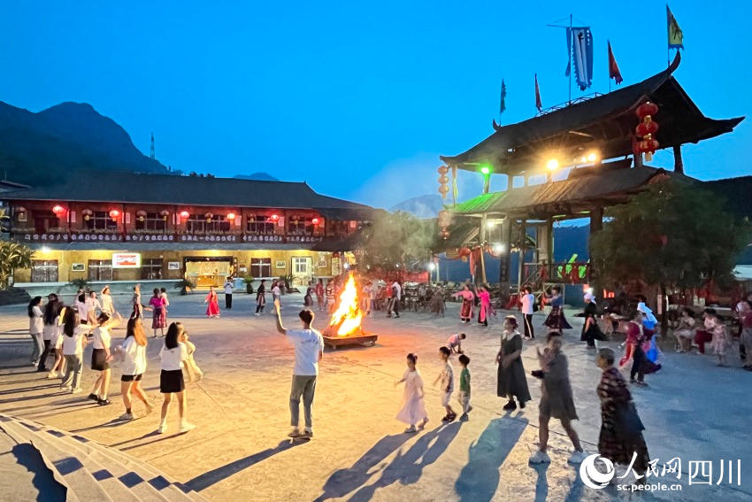 高校學生與村民們一起跳鍋莊。人民網記者 朱虹攝