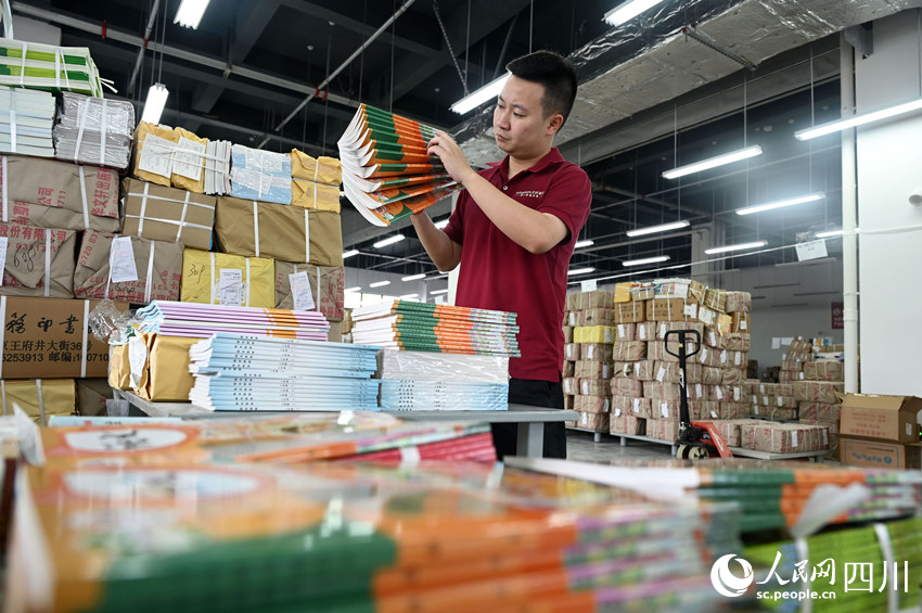 清點整理新學期教材。蘭自濤攝