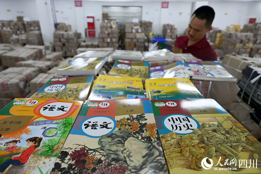 清點整理新學期教材。蘭自濤攝