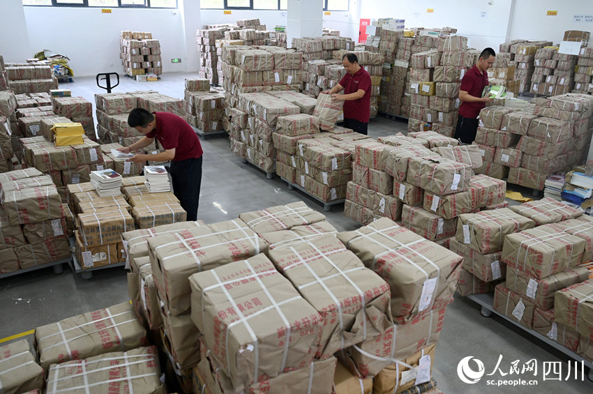 備好教材迎開學。蘭自濤攝