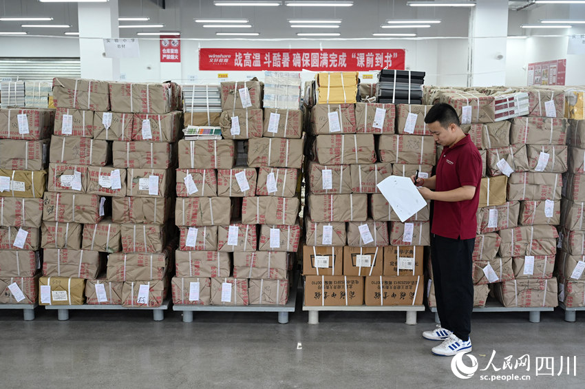 全力保障“課前到書”。蘭自濤攝