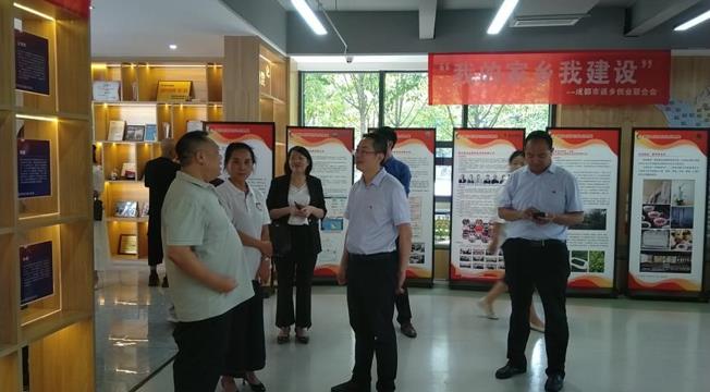 活動中，四川省經濟合作局駱星林副處長作四川投資推介。返鄉創業聯合會供圖