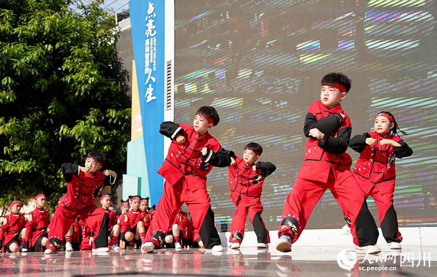 街舞表演。王巍攝