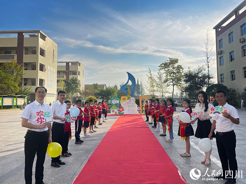 紅毯迎接同學們歸來。廖夢然攝