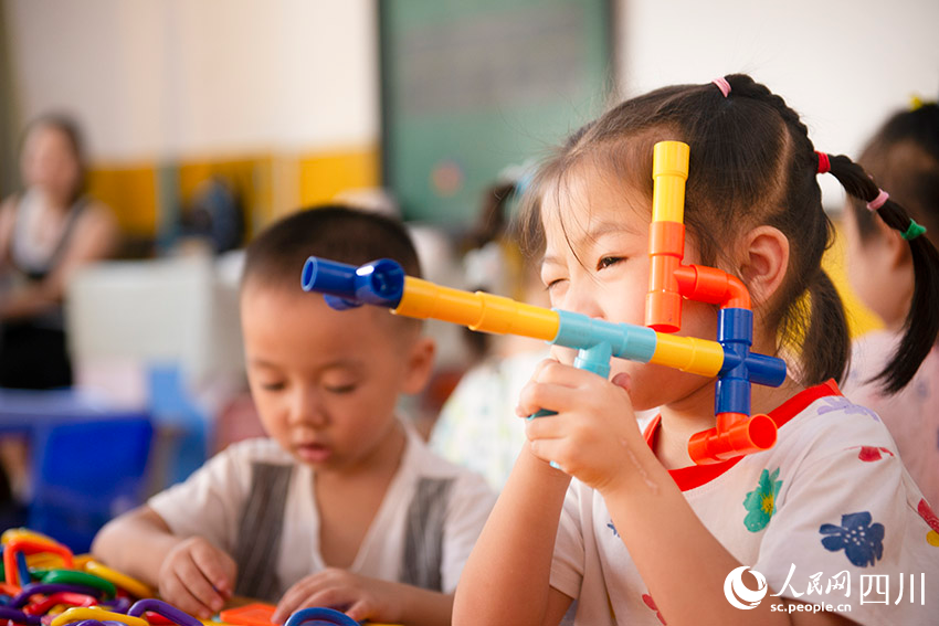 開學了，又玩上了心愛的玩具。張玲攝