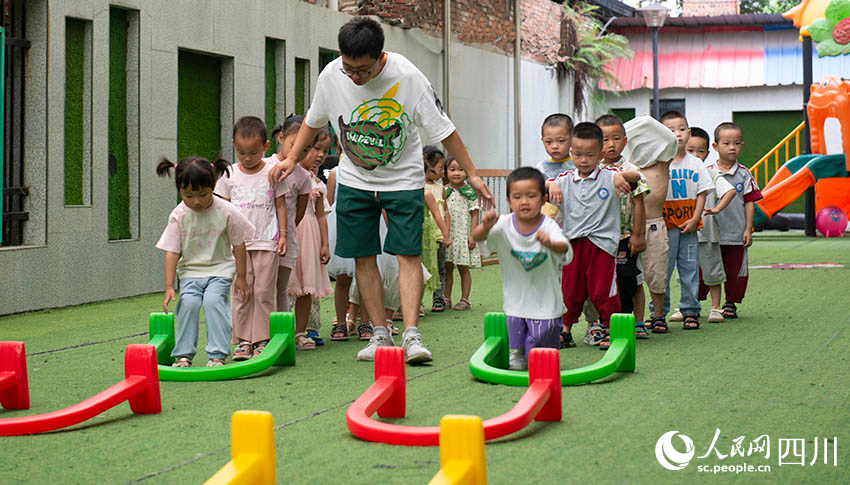 老師帶我玩游戲。張玲攝