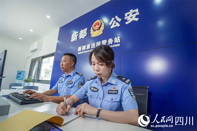 民警在警務站內開展工作。陳智豪攝