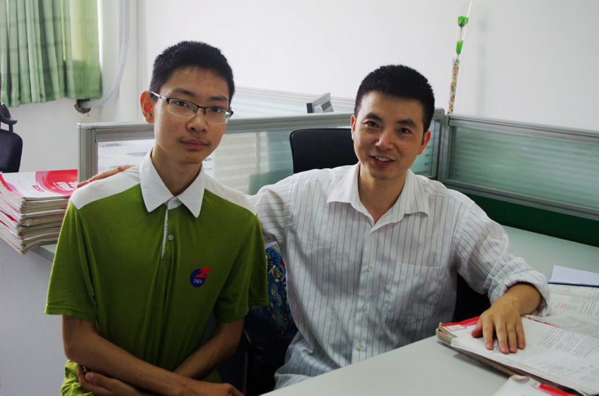 程光偉（右一）和學生在一起。受訪者供圖