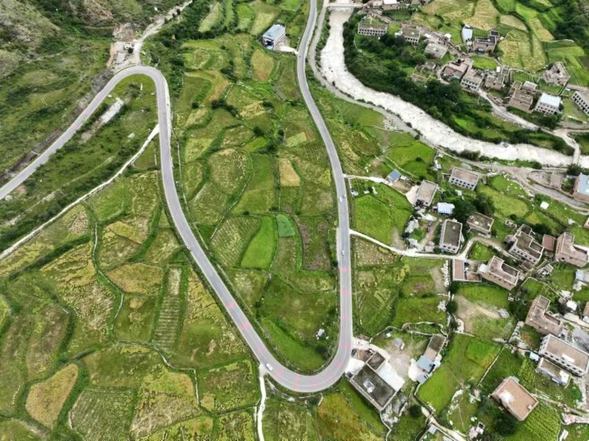 理亞公路，風景如畫。鄧波攝