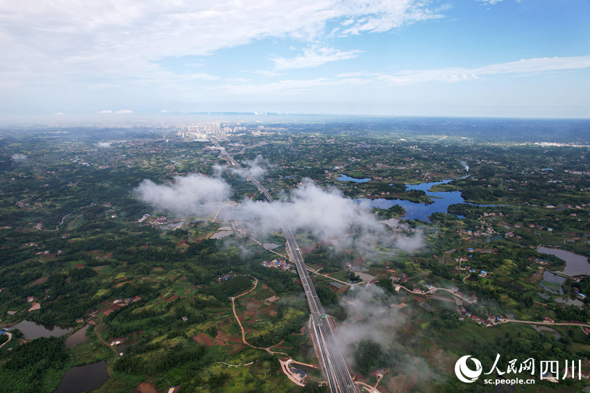 俯瞰新建成的內（江）大（足）高速公路四川省內江市東興區段。蘭自濤攝