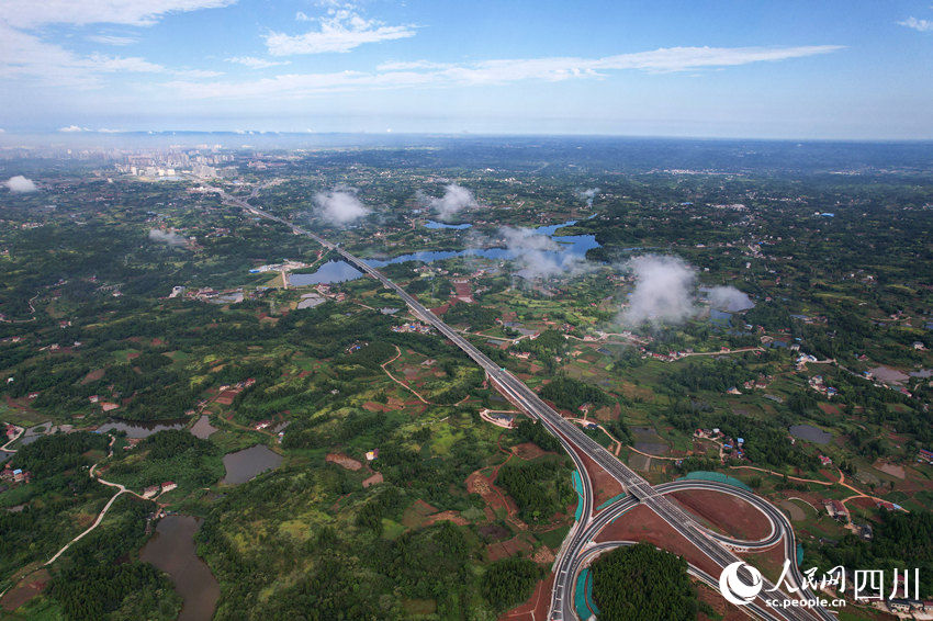 俯瞰新建成的內（江）大（足）高速公路四川省內江市東興區段。蘭自濤攝