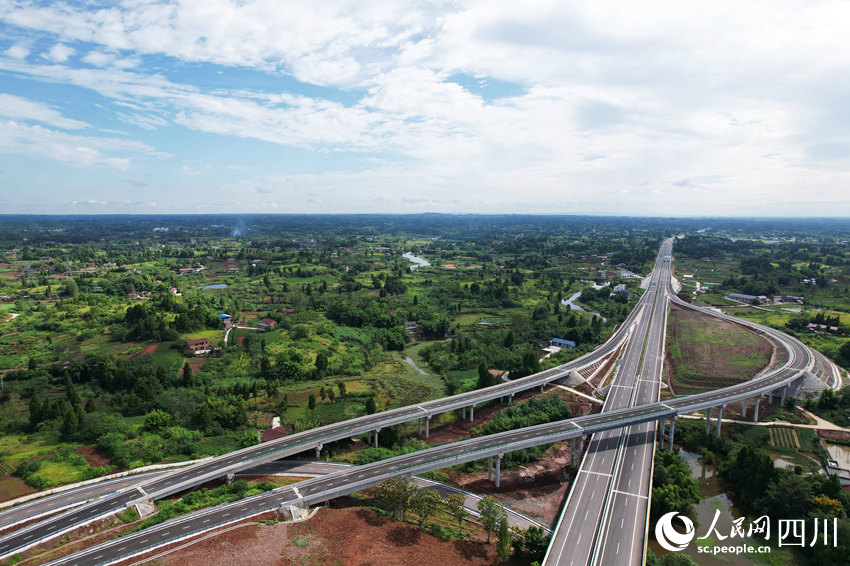 內（江）大（足）高速公路四川段順利完工并通過驗收。蘭自濤攝