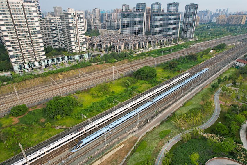 新建川青鐵路青白江至鎮江關段聯調聯試宣告結束，正式進入運行試驗階段。成都鐵路供圖