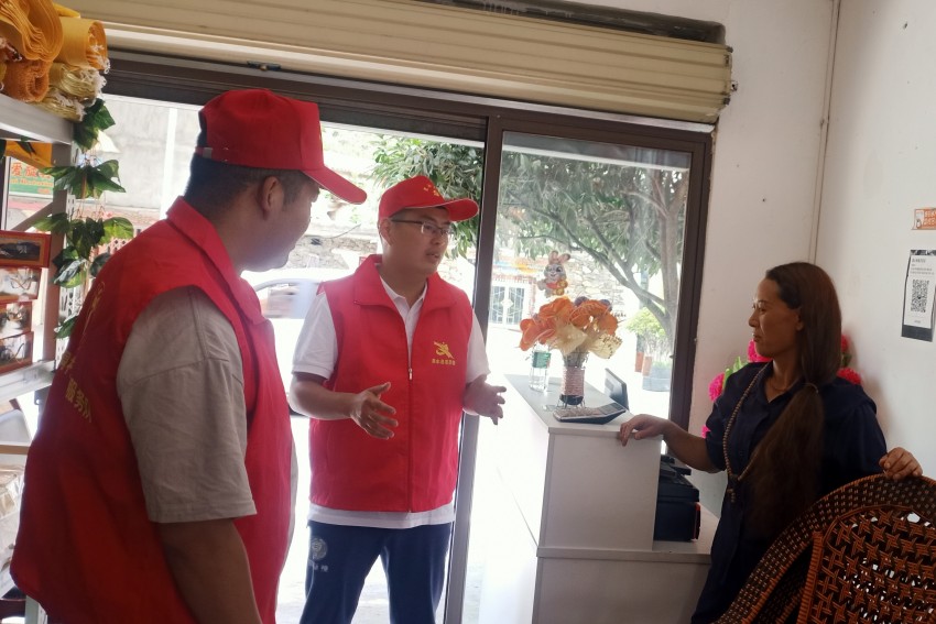 工作中的曹翔。黑水縣委宣傳部供圖