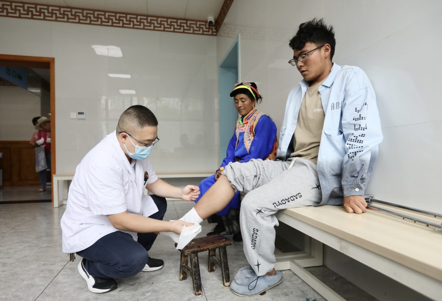 在四川省雅安市天全縣中醫醫院，醫生正在為患者診療。王磊供圖