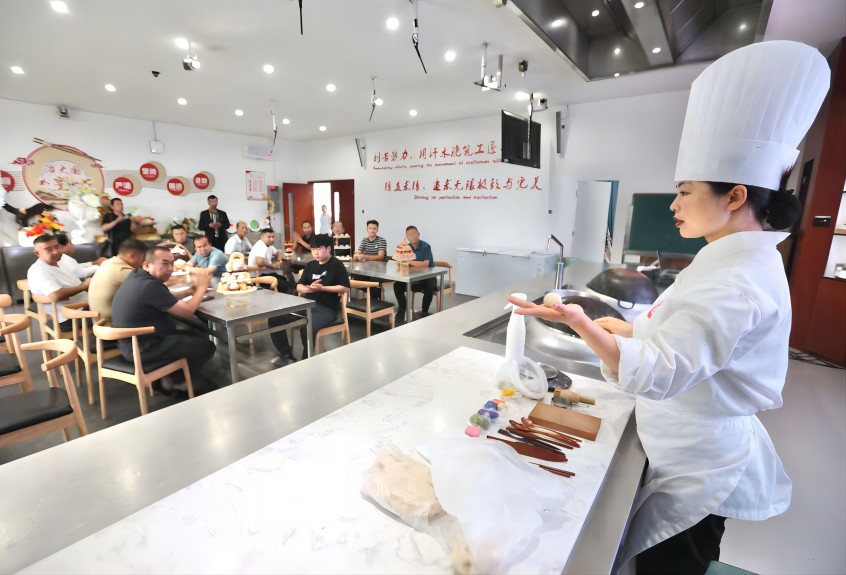 成都市國家通用語言文字教育教學培訓基地內，面點老師正在為學員講解面點制作技巧。王磊供圖