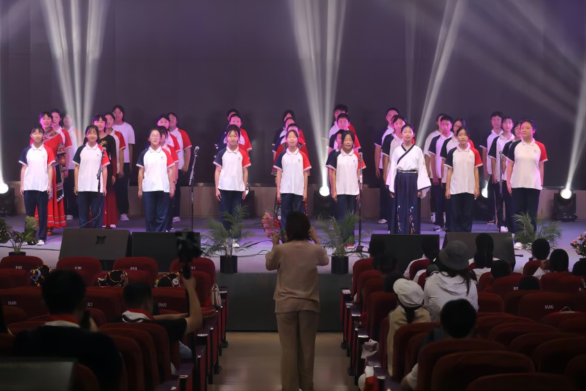 四川省汶川中學校園內，學生們正在表演節目為參加州慶活動作準備。王磊供圖