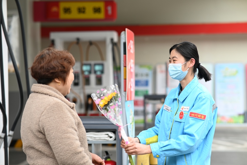 服務城市發展，暖心市民行動，婦女節為進站客戶送花。王夢穎供圖