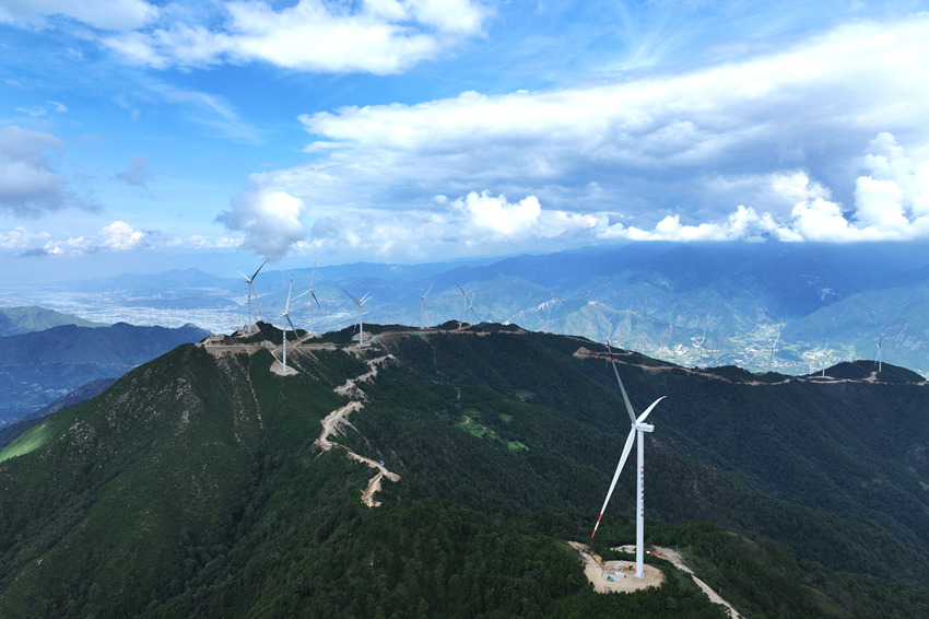 雅礱江臘巴山風電場。雅礱江公司供圖