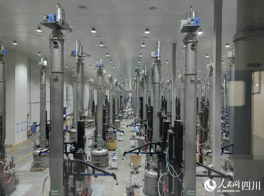 京運通單晶拉棒生產車間。人民網 趙祖樂攝