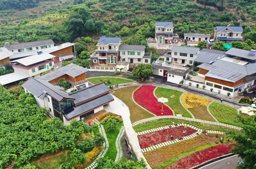 在混撒拉村，分布式光伏發電板隨處可見。受訪者供圖