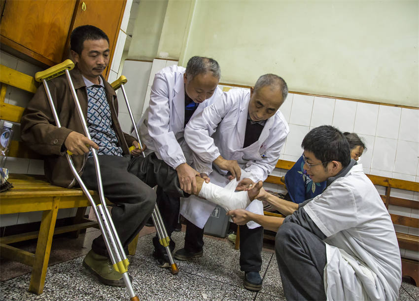 陳懷炯為傷者檢查。天全縣中醫院供圖