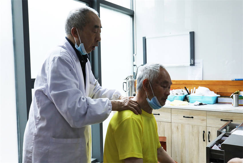 陳懷炯為患者治療。天全縣中醫院供圖