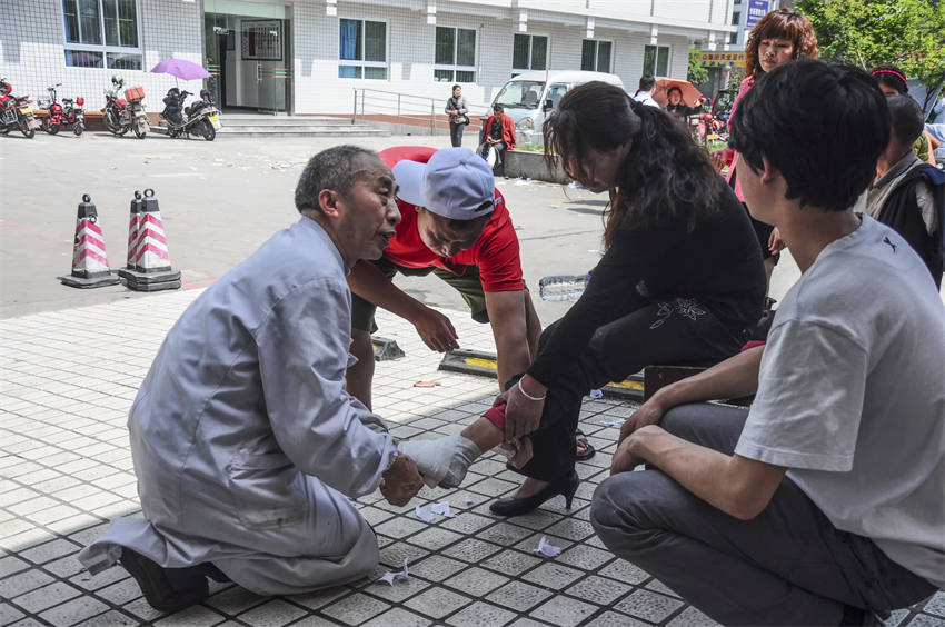 大先生在工作中。天全縣中醫院供圖