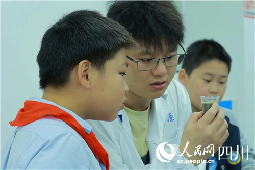 專家帶領孩子們做實驗。人民網記者 李平攝