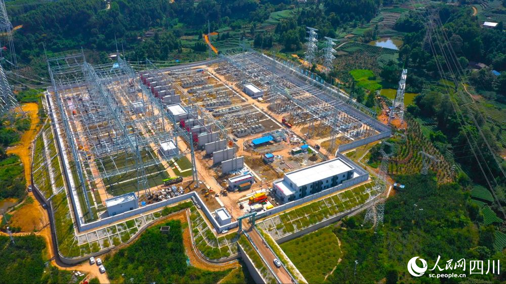 俯瞰施工中的500千伏樂山南變電站。李云攝