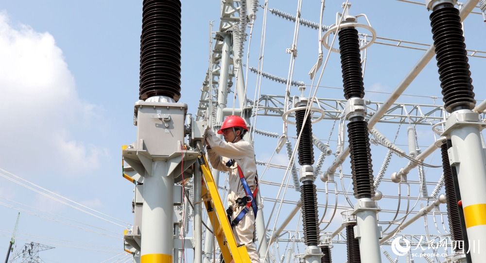 樂山南500千伏輸變電工程投運調試現場。李云攝