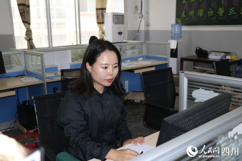 正在備課的英語老師澤曉英。人民網記者 王洪江攝