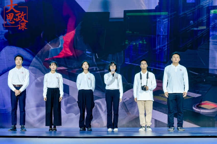 四川大學三星堆遺址考古隊隊長、考古文博學院教授黎海超和四川大學三星堆遺址考古隊隊員們