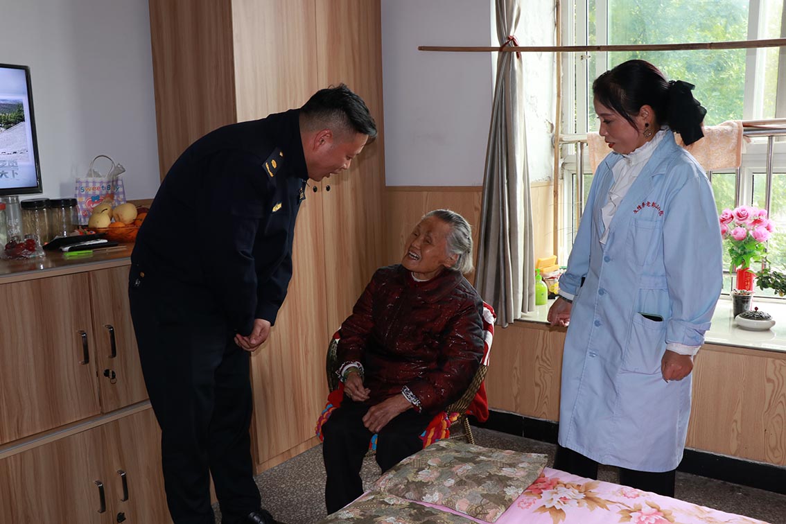 慰問老人。眉山市彭山區委宣傳部供圖