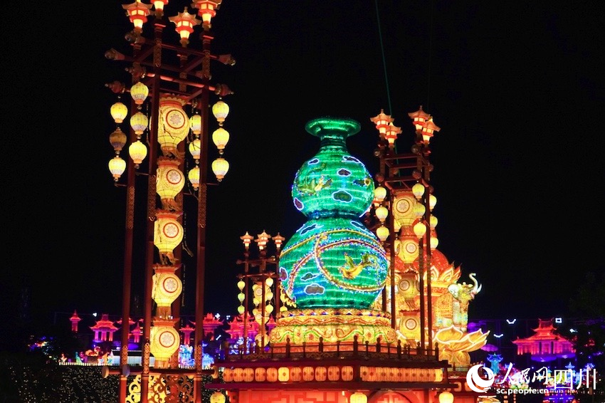 用玻璃瓶制作的葫蘆造型燈組。趙祖樂攝