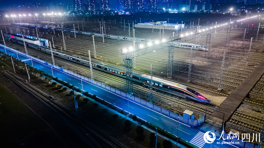 高鐵“長龍”。熊能攝