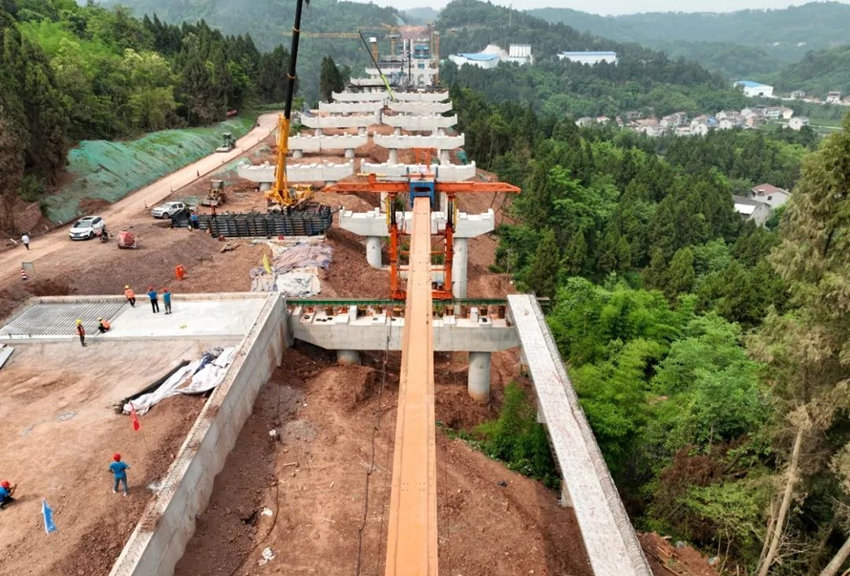 銅資高速建設現場。資陽市交通運輸局供圖