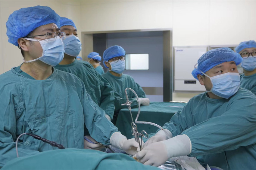 醫生為患者進行手術。資陽市第一人民醫院供圖