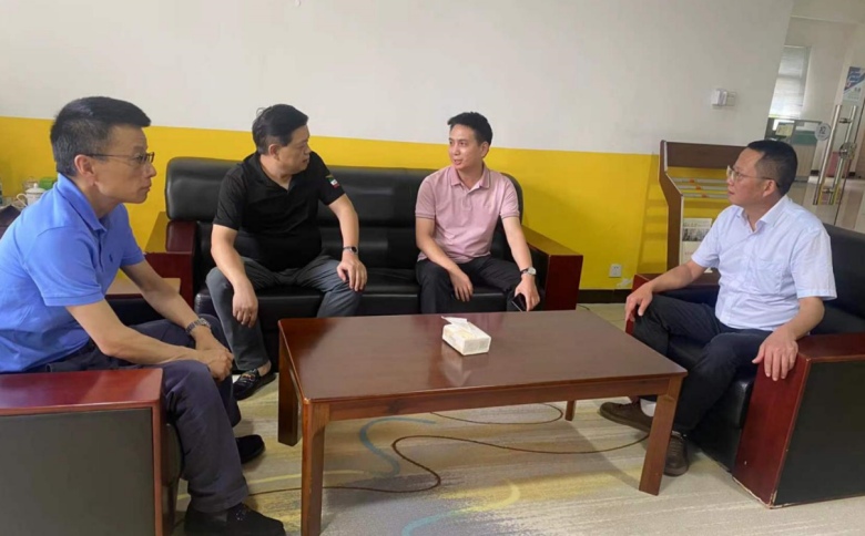 成都銀行眉山分行行長肖岷帶領公司業務團隊到四川立頓洗滌用品有限公司洽談融資方案。成都銀行供圖