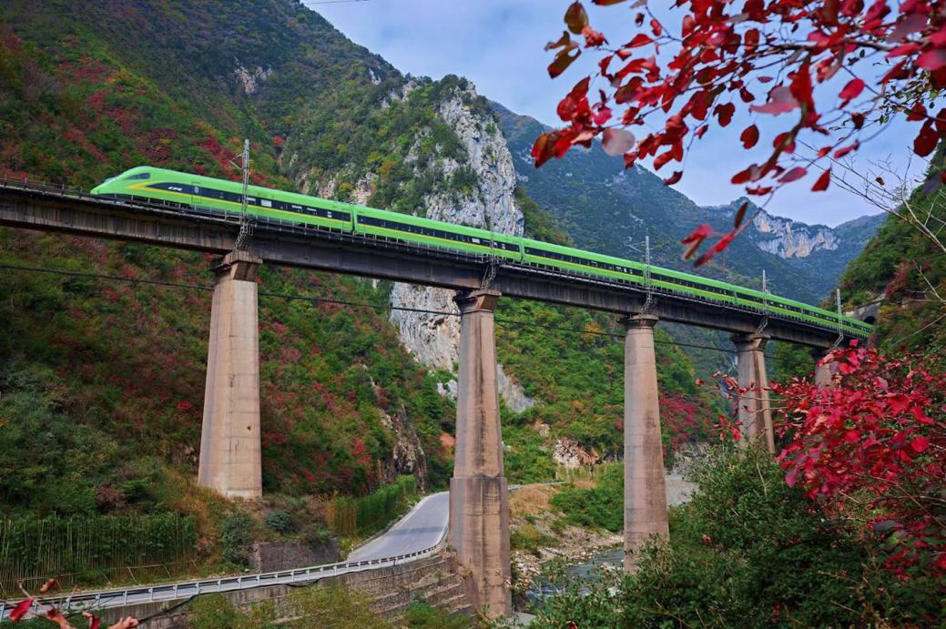 “綠巨人”穿越魚泉山紅葉。張軍攝