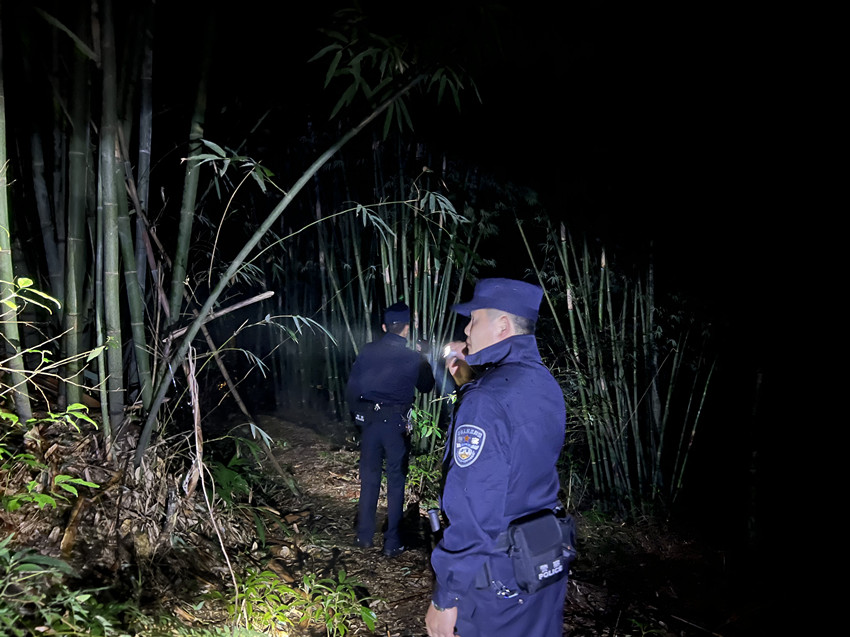 民警連夜搜救。宜賓市公安局供圖