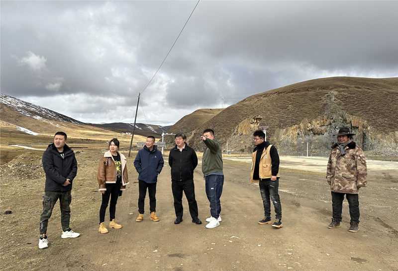 10月31日，都江堰市第七批對口支援工作隊在塔公鎮各日馬村調研對口援建項目?？刀ㄊ腥诿襟w中心供圖