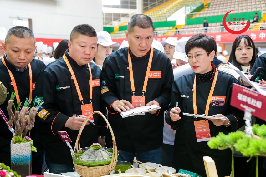 世界中華火鍋宴大賽現場的評委。主辦方供圖