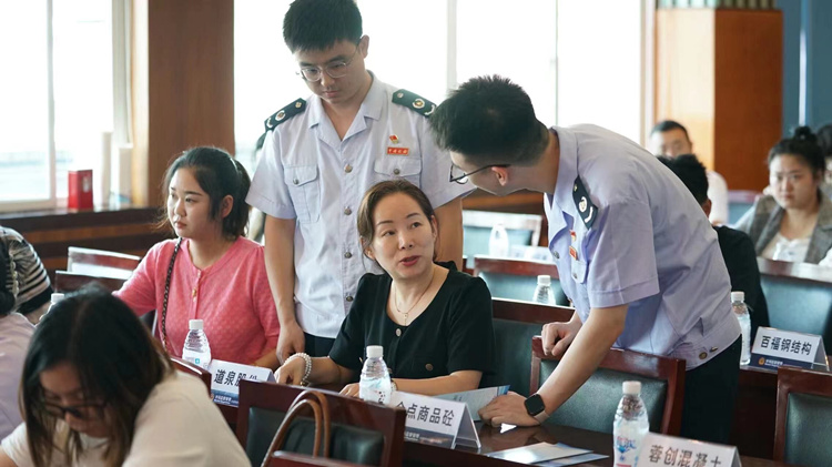 德陽市惠企政策巡回宣傳解讀會現場，稅務干部為納稅人現場解答問題。德陽市稅務局供圖