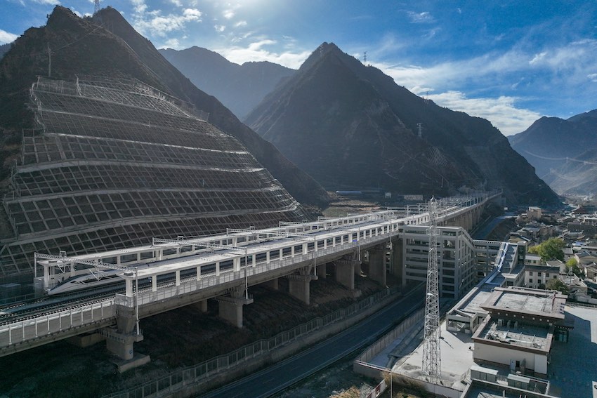 高寒動車組列車駛過川青鐵路。成蘭鐵路公司供圖